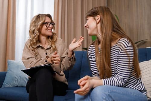Encouraging therapist talks with young woman
